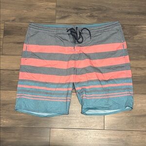 Roundtree & Yorke Men's Swim Shorts – 38 – Gray, Coral & Teal